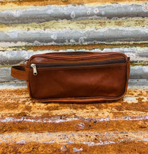 Load image into Gallery viewer, Park Hill Leather Men’s Toiletry Bag

